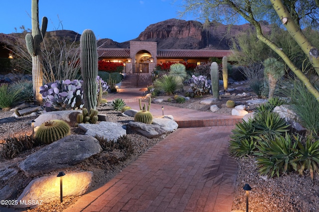 view of front of home featuring a mountain view