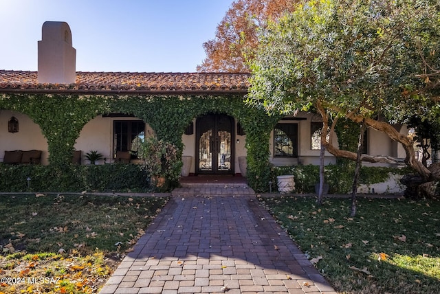 view of front of house with a front lawn