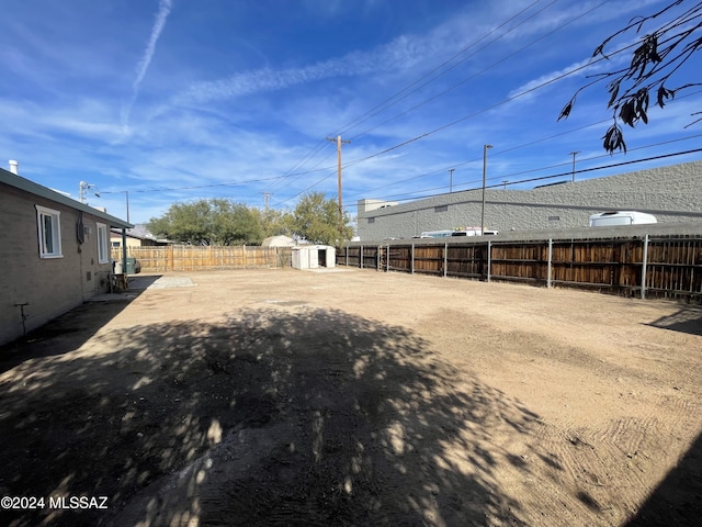 view of yard featuring a storage unit