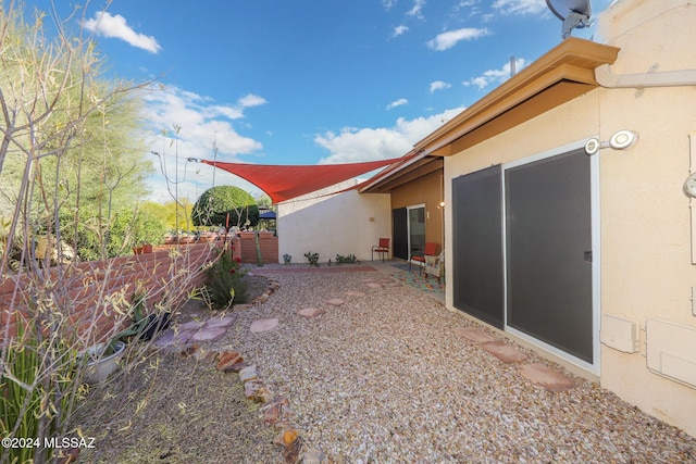 view of yard featuring a patio area