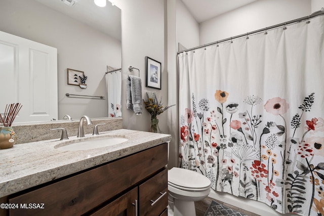 bathroom with a shower with curtain, vanity, and toilet