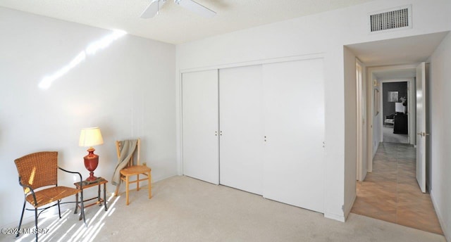 sitting room with ceiling fan