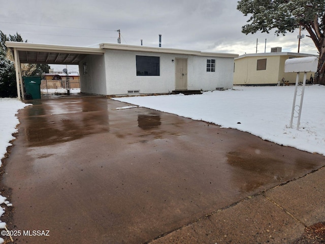 view of front of property featuring a carport