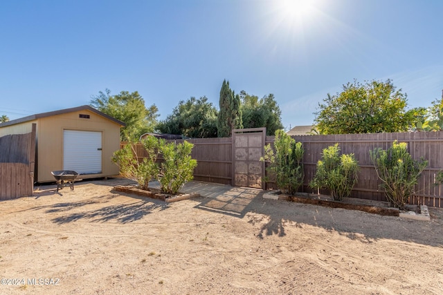 view of yard featuring a storage shed