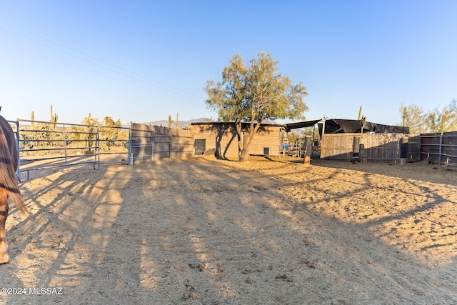 view of yard featuring an outbuilding