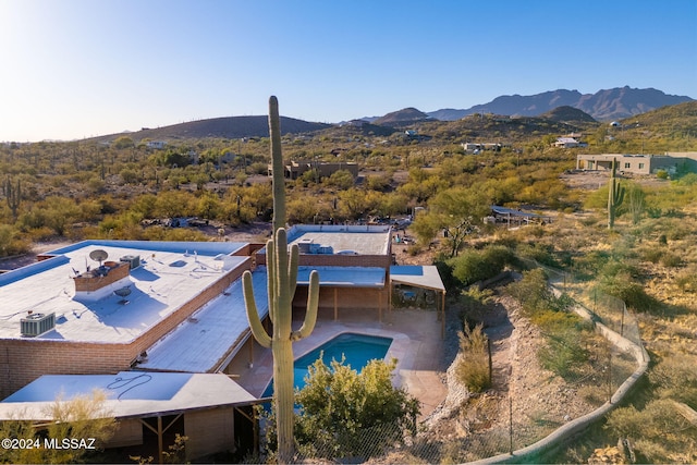 bird's eye view featuring a mountain view