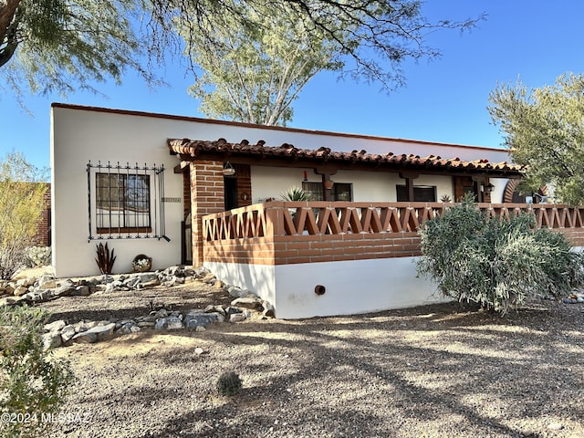 view of front of house with a balcony