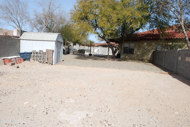 view of yard featuring a storage unit