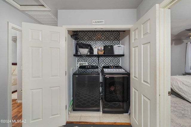 laundry room featuring tile patterned flooring, washing machine and dryer, and ceiling fan