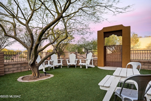 view of yard at dusk