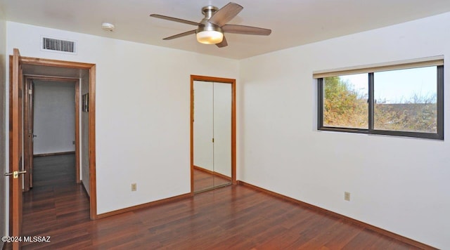 unfurnished bedroom with dark wood-type flooring, ceiling fan, and a closet