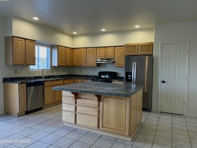 kitchen featuring sink, stainless steel appliances, light tile patterned floors, a kitchen breakfast bar, and a kitchen island