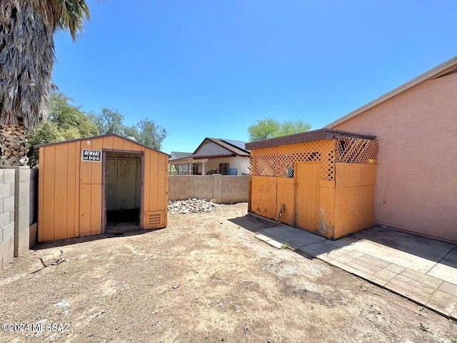 view of yard with a shed