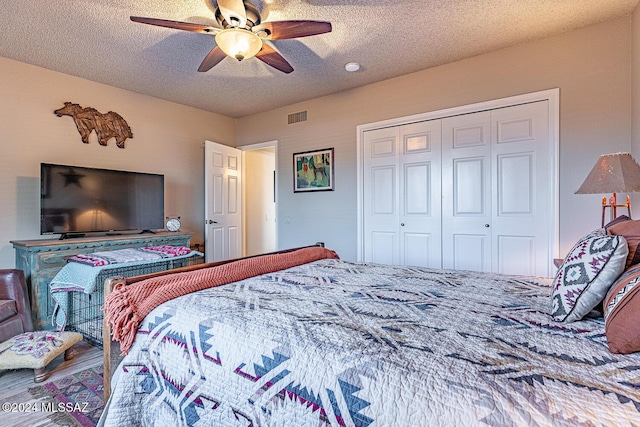 bedroom with ceiling fan, a closet, and a textured ceiling