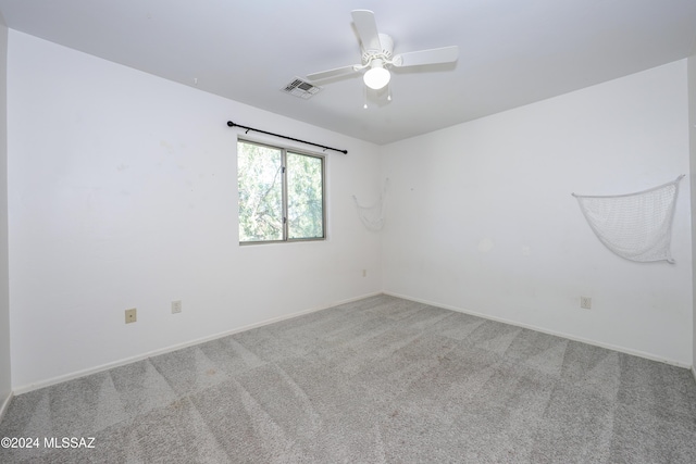 carpeted empty room featuring ceiling fan