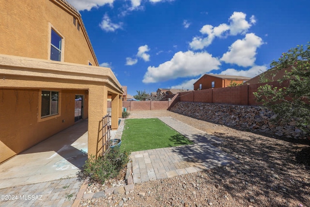 view of yard featuring a patio area