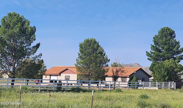 view of yard featuring a rural view