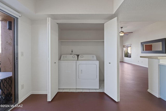 clothes washing area featuring ceiling fan, a textured ceiling, and independent washer and dryer