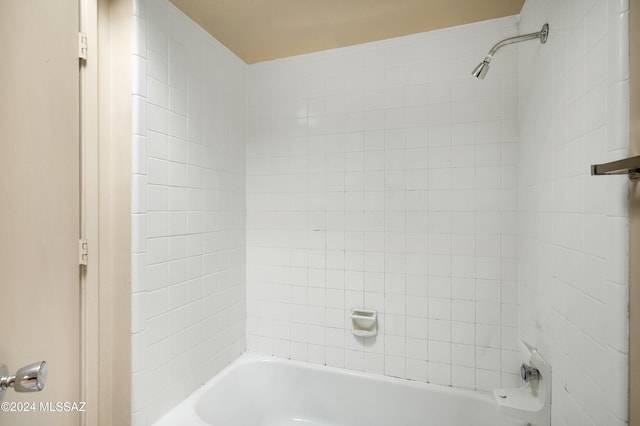 bathroom with tiled shower / bath