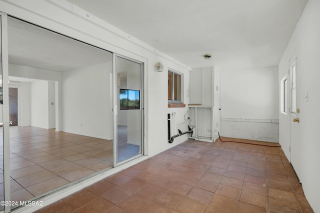 unfurnished room featuring light tile patterned floors