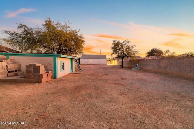 view of yard at dusk