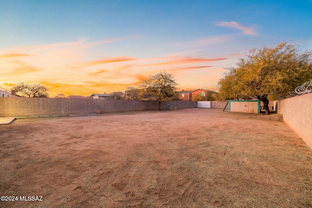 view of yard at dusk