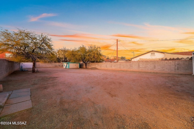 view of yard at dusk