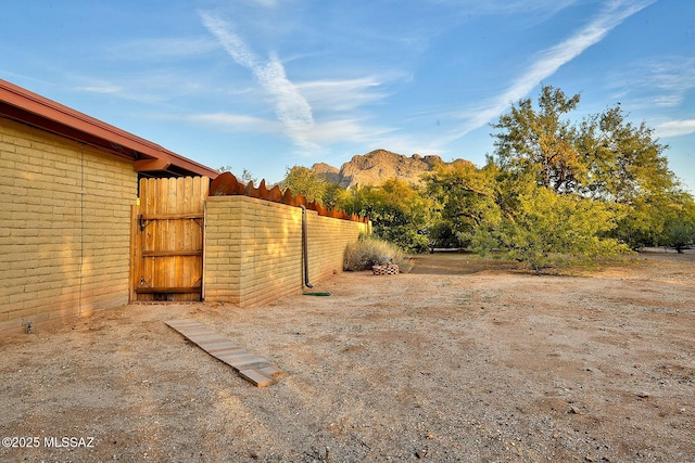 view of yard with a mountain view