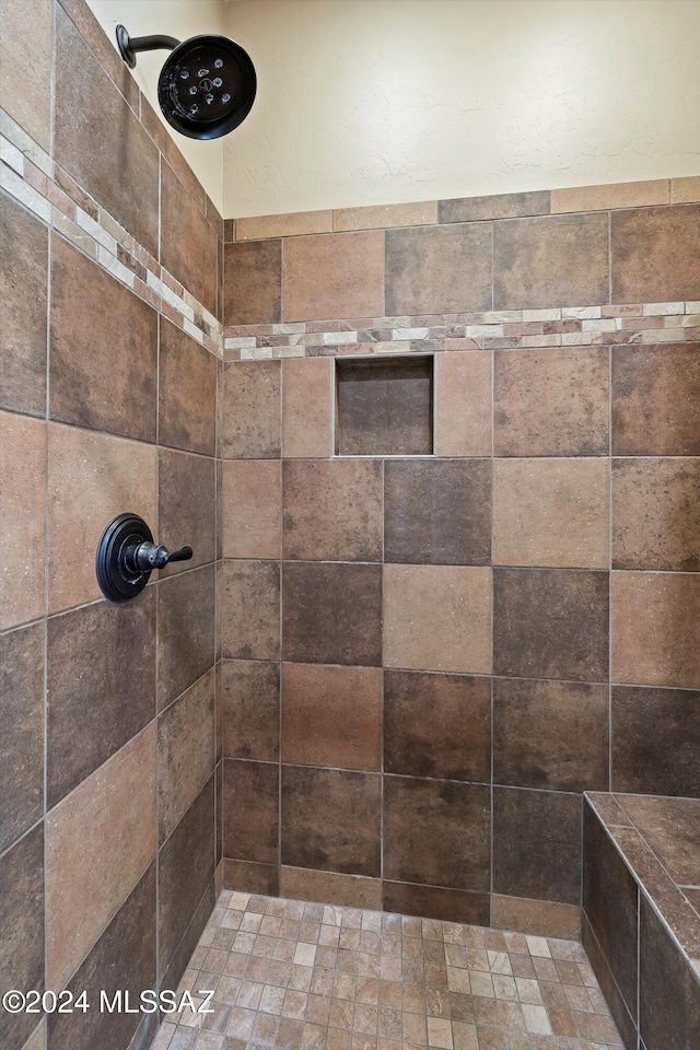 bathroom featuring a tile shower