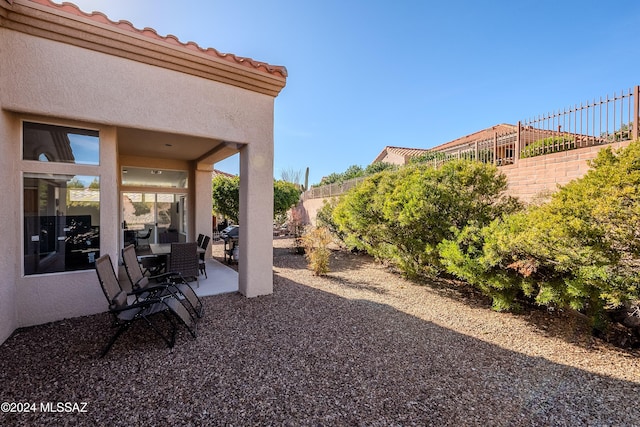 view of yard featuring a patio