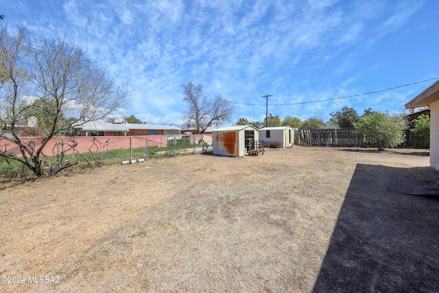 view of yard featuring a storage shed