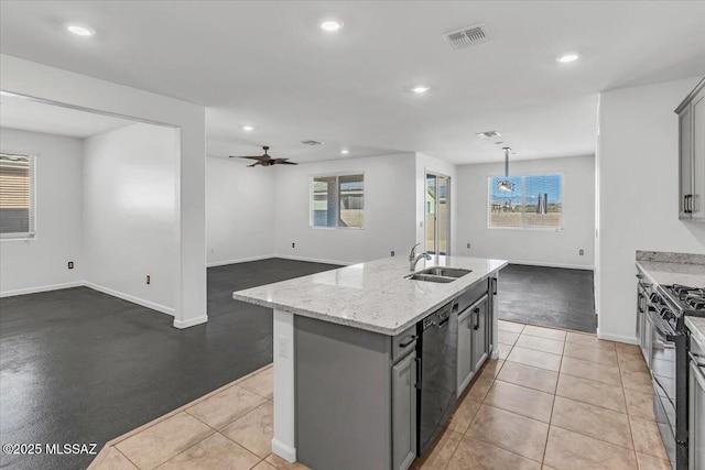 kitchen with a kitchen island with sink, black appliances, sink, ceiling fan, and gray cabinets