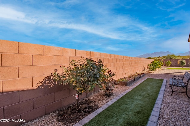 view of yard featuring a mountain view