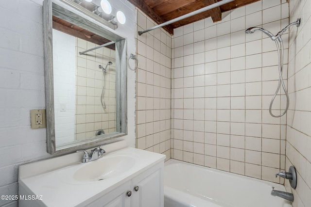 bathroom with vanity and tiled shower / bath