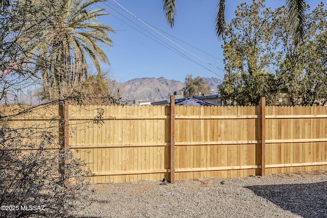 view of yard featuring a mountain view