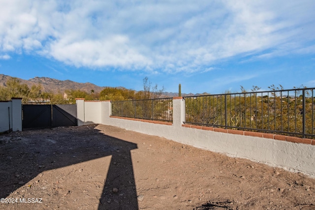 view of yard with a mountain view