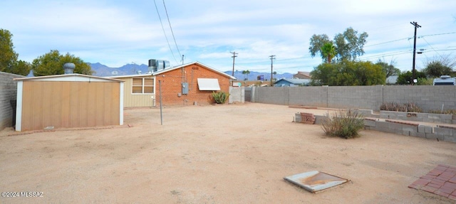 view of yard with a storage shed