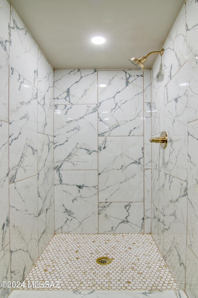 bathroom featuring a tile shower