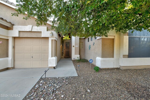 view of front of house featuring a garage