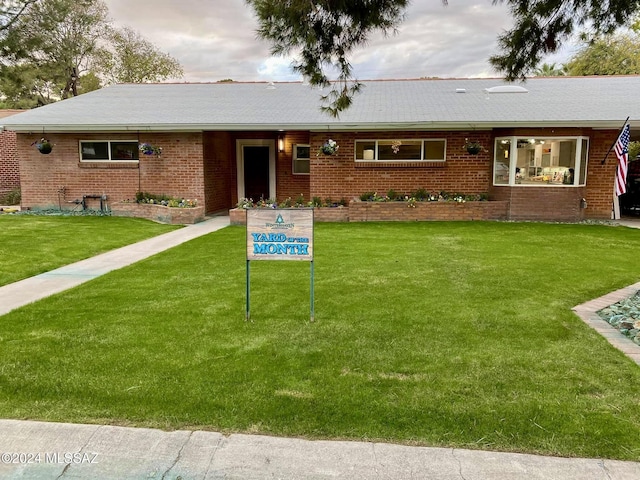 view of front of property featuring a front lawn