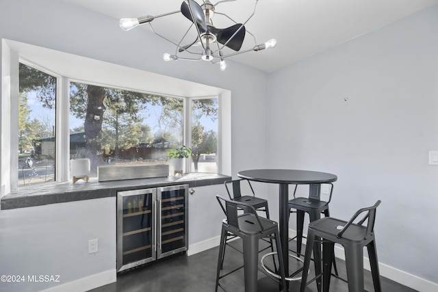 dining space featuring beverage cooler, indoor bar, and an inviting chandelier