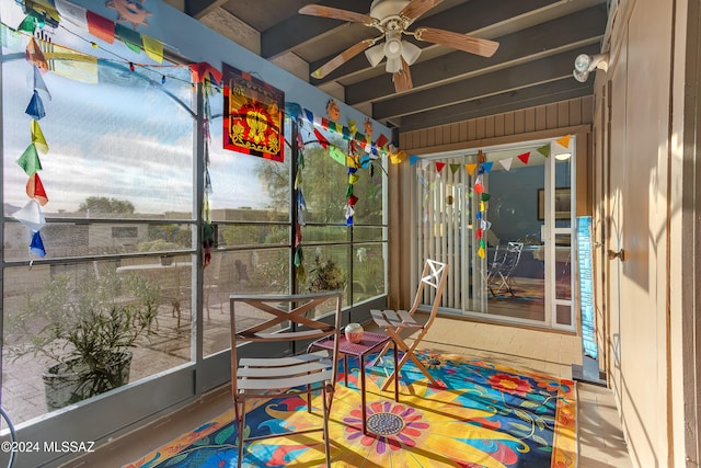 sunroom with ceiling fan