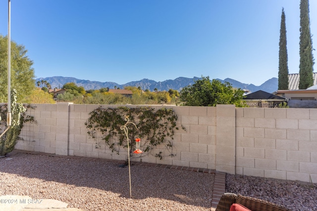 view of yard with a mountain view