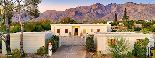 view of front of house featuring a mountain view