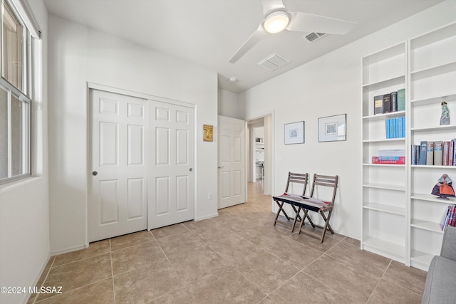 sitting room with ceiling fan