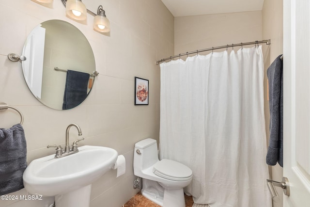 bathroom with walk in shower, sink, lofted ceiling, and toilet