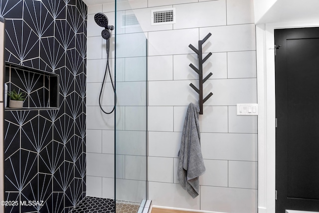 bathroom featuring a tile shower