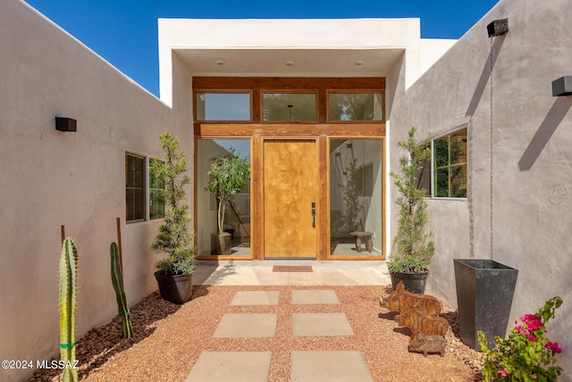 entrance to property with stucco siding