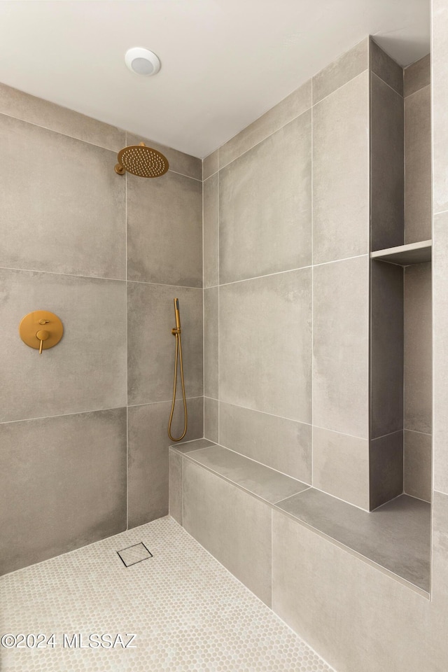 bathroom featuring a tile shower