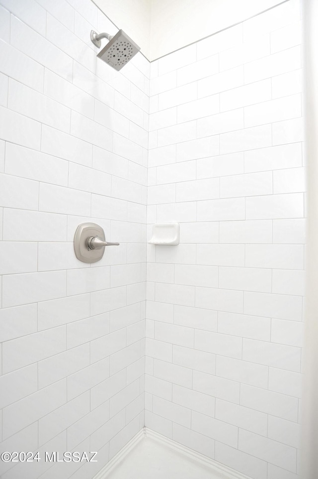 bathroom featuring tiled shower